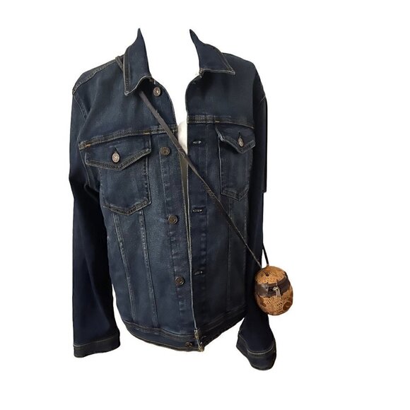 Crossbody Minimalistic Bag with Zipper Closure - Picture 4 of 8